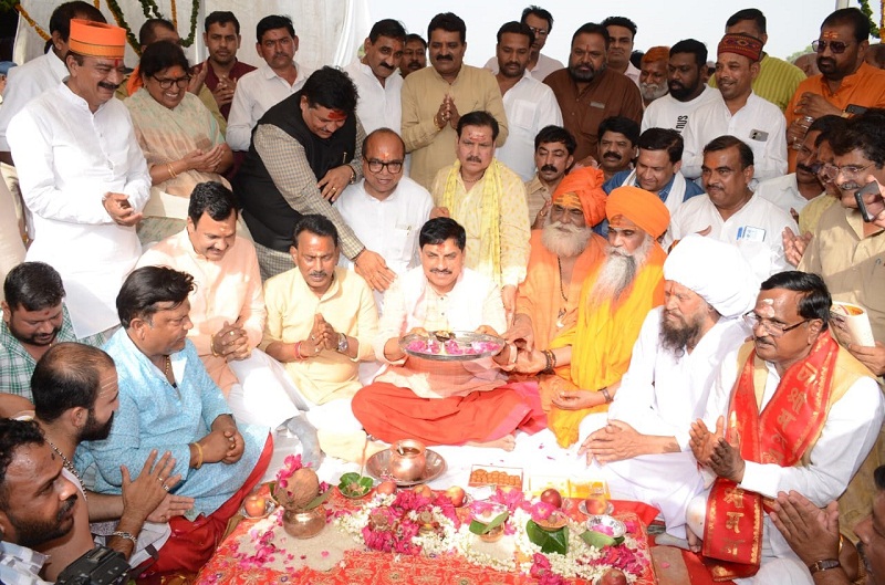 उज्जैनः मुख्यमंत्री डॉ. यादव ने श्री अंगारेश्वर महादेव मंदिर में पूजन-अर्चन किया उज्जैनः मुख्यमंत्री डॉ. यादव ने श्री अंगारेश्वर महादेव मंदिर में पूजन-अर्चन किया