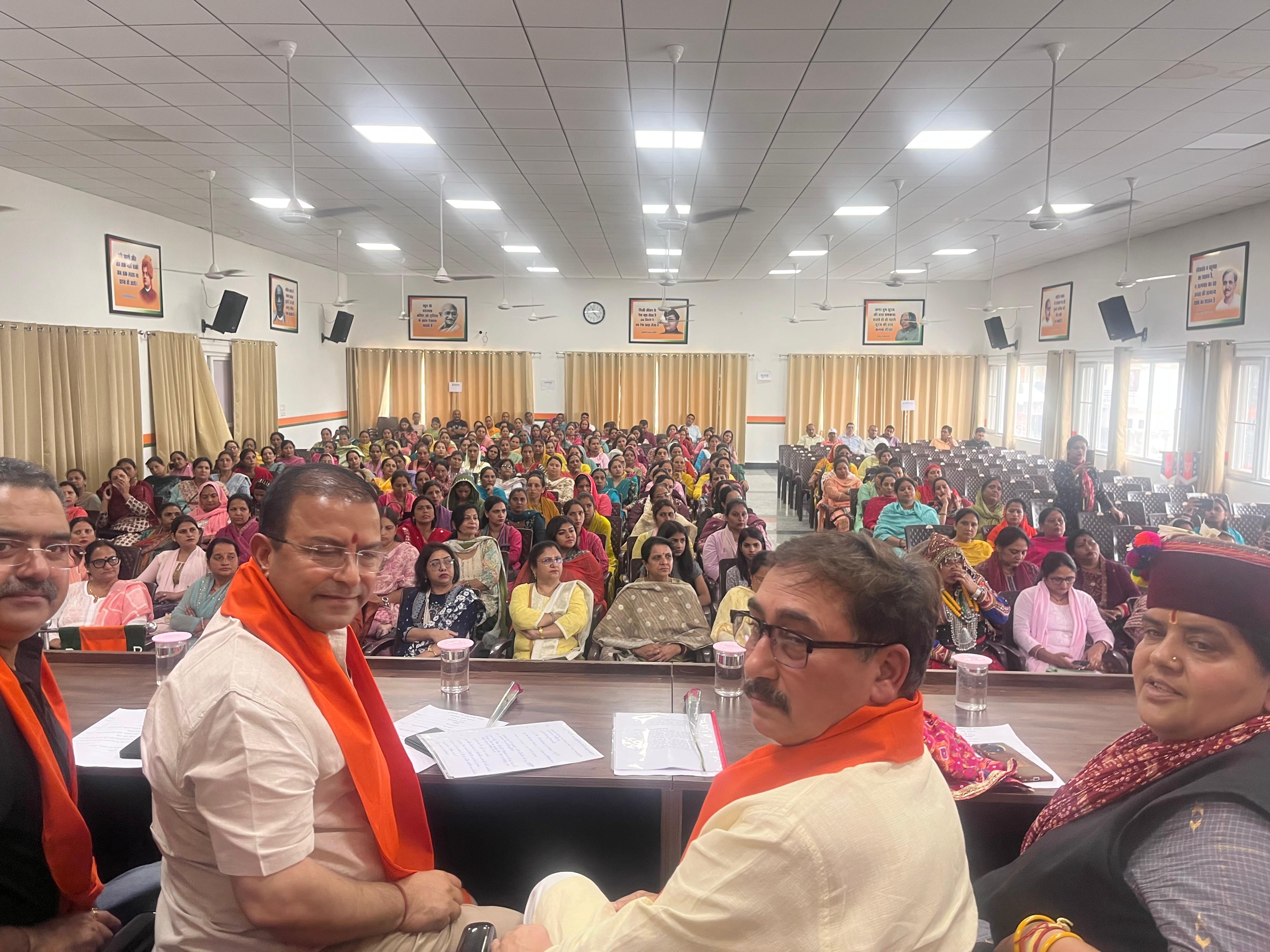 भाजपा जिला पालमपुर द्वारा आयोजित संगोष्ठी के दौरान मौजूद पार्टी नेता व कार्यकर्ता। भाजपा जिला पालमपुर द्वारा आयोजित संगोष्ठी के दौरान मौजूद पार्टी नेता व कार्यकर्ता।
