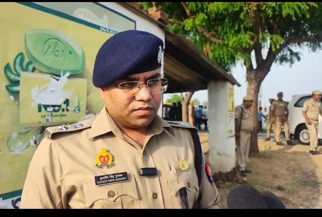 प्रयागराज के सरायममरेज थाना क्षेत्र में घटनास्थल पहुंचे पुलिस उपायुक्त गंगानगर कुलदीप सिंह गुनावत का छाया चित्र