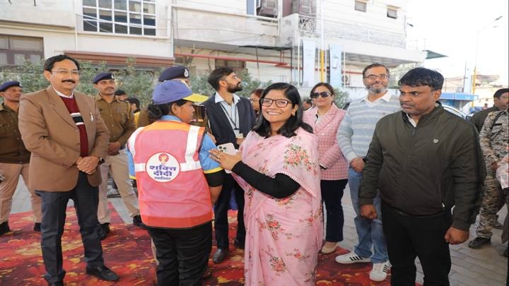 कलेक्टर ने मीना जाटव को ‘शक्ति दीदी’ की जैकेट कलेक्टर ने मीना जाटव को ‘शक्ति दीदी’ की जैकेट
