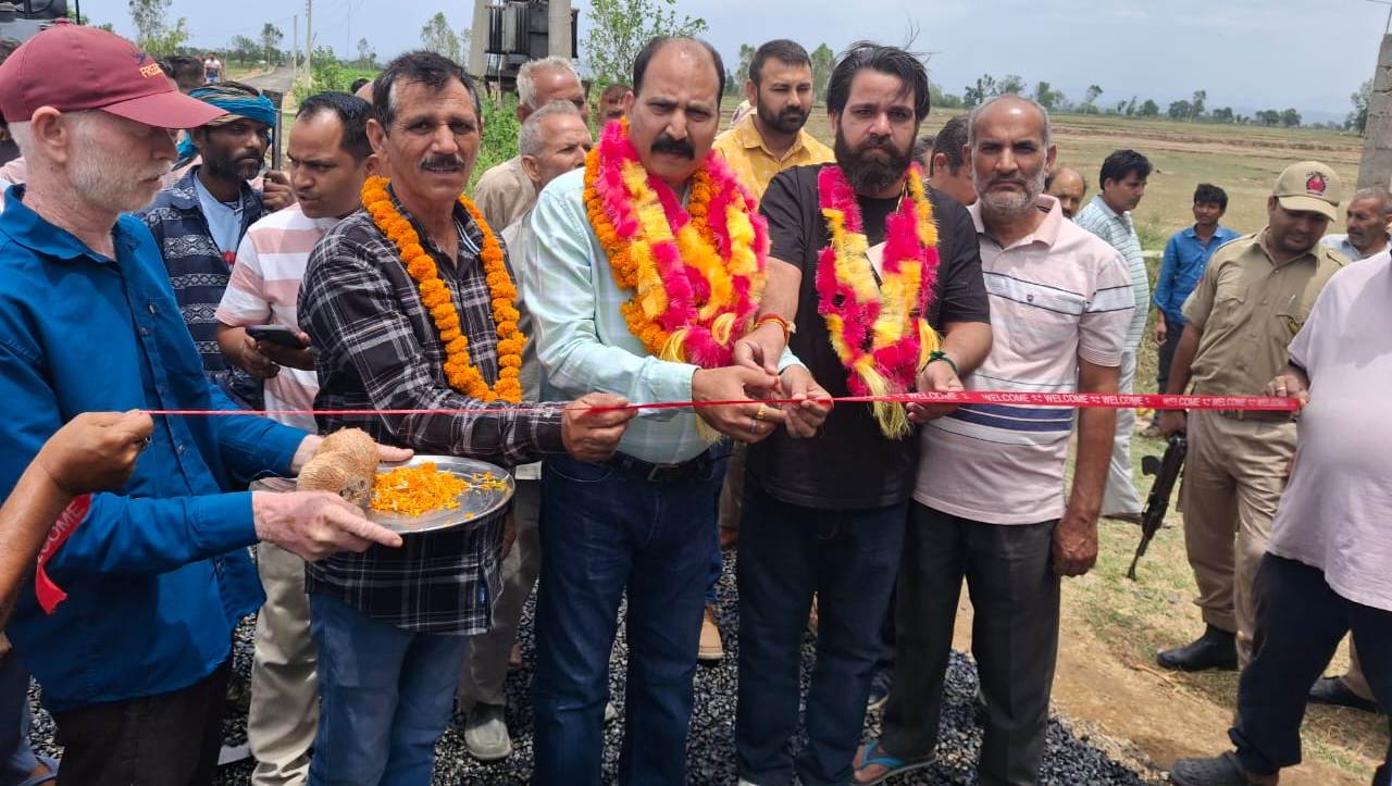 विधायक राजीव भगत ने बिश्नाह निर्वाचन क्षेत्र में महत्वपूर्ण सड़क परियोजना का निर्माण शुरू करवाया विधायक राजीव भगत ने बिश्नाह निर्वाचन क्षेत्र में महत्वपूर्ण सड़क परियोजना का निर्माण शुरू करवाया