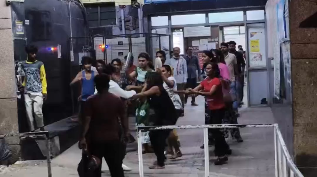 फार्मासिस्ट को मारते पीटते हुए किन्नर फार्मासिस्ट को मारते पीटते हुए किन्नर