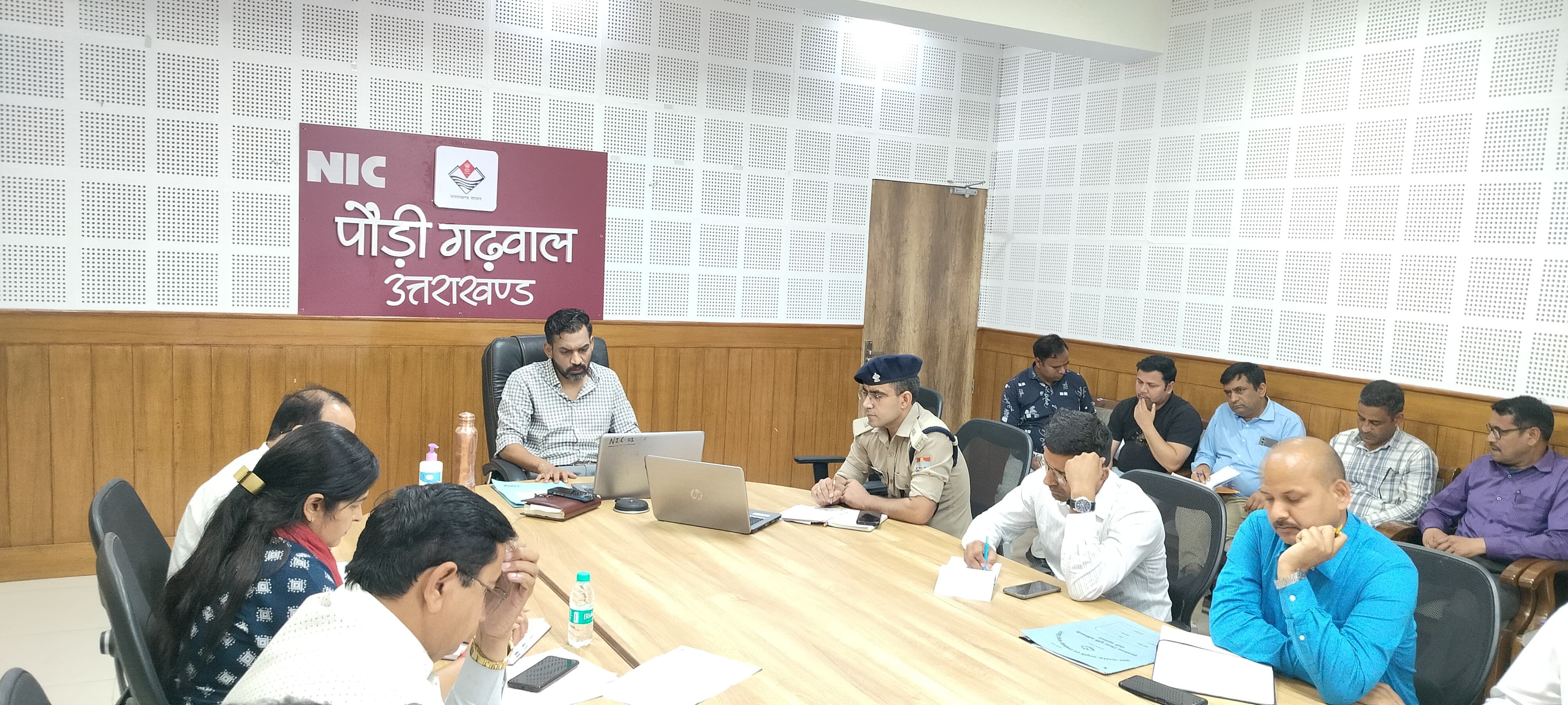 एनआईसी कक्ष में  बैठक लेते जिलाधिकारी