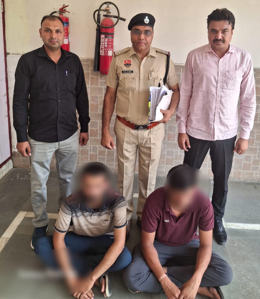 साइबर क्राइम के आरोप में पकड़े गए दोनों युवक पुलिस की हिरासत में। साइबर क्राइम के आरोप में पकड़े गए दोनों युवक पुलिस की हिरासत में।