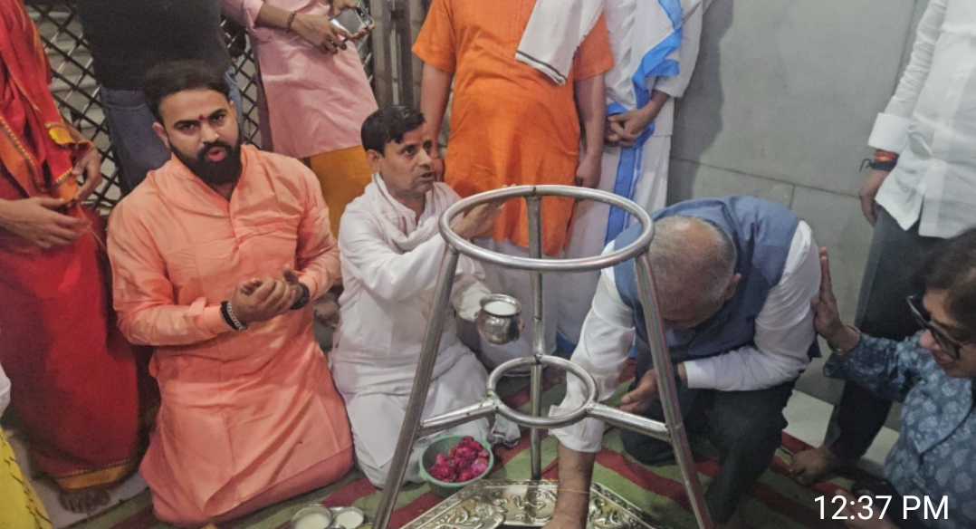 मंदिर में पूजा करते मिजोरम के राज्यपाल वीके सिंह मंदिर में पूजा करते मिजोरम के राज्यपाल वीके सिंह