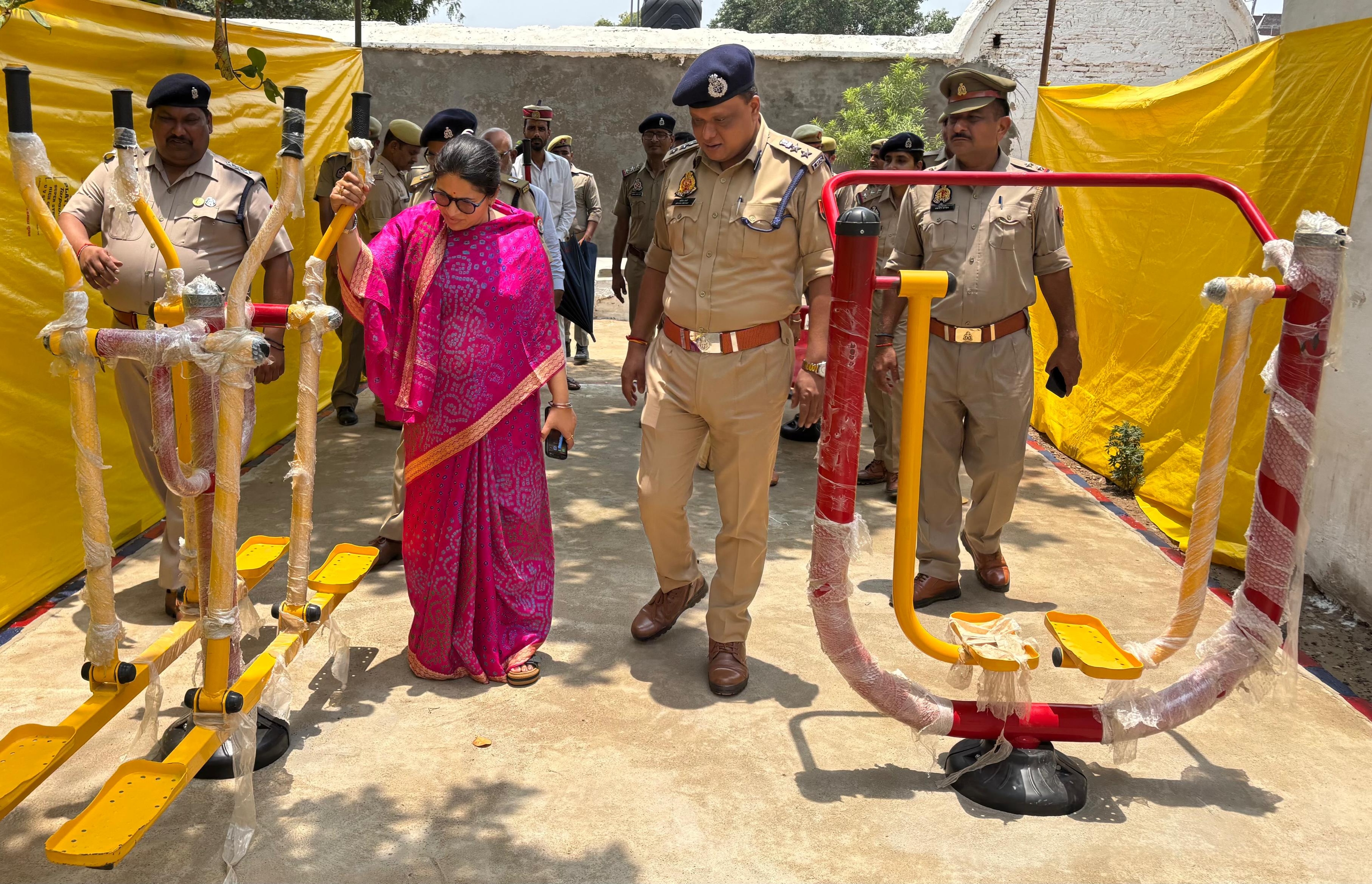 ओपेन जिम का निरीक्षण करते अधिकारी। ओपेन जिम का निरीक्षण करते अधिकारी।
