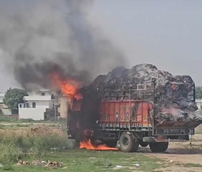 आग से जलता हुआ कागज की कतरन से भरा ट्रक