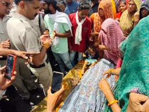 महिला की मौत के बाद परिजनों ने किया चक्काजाम महिला की मौत के बाद परिजनों ने किया चक्काजाम