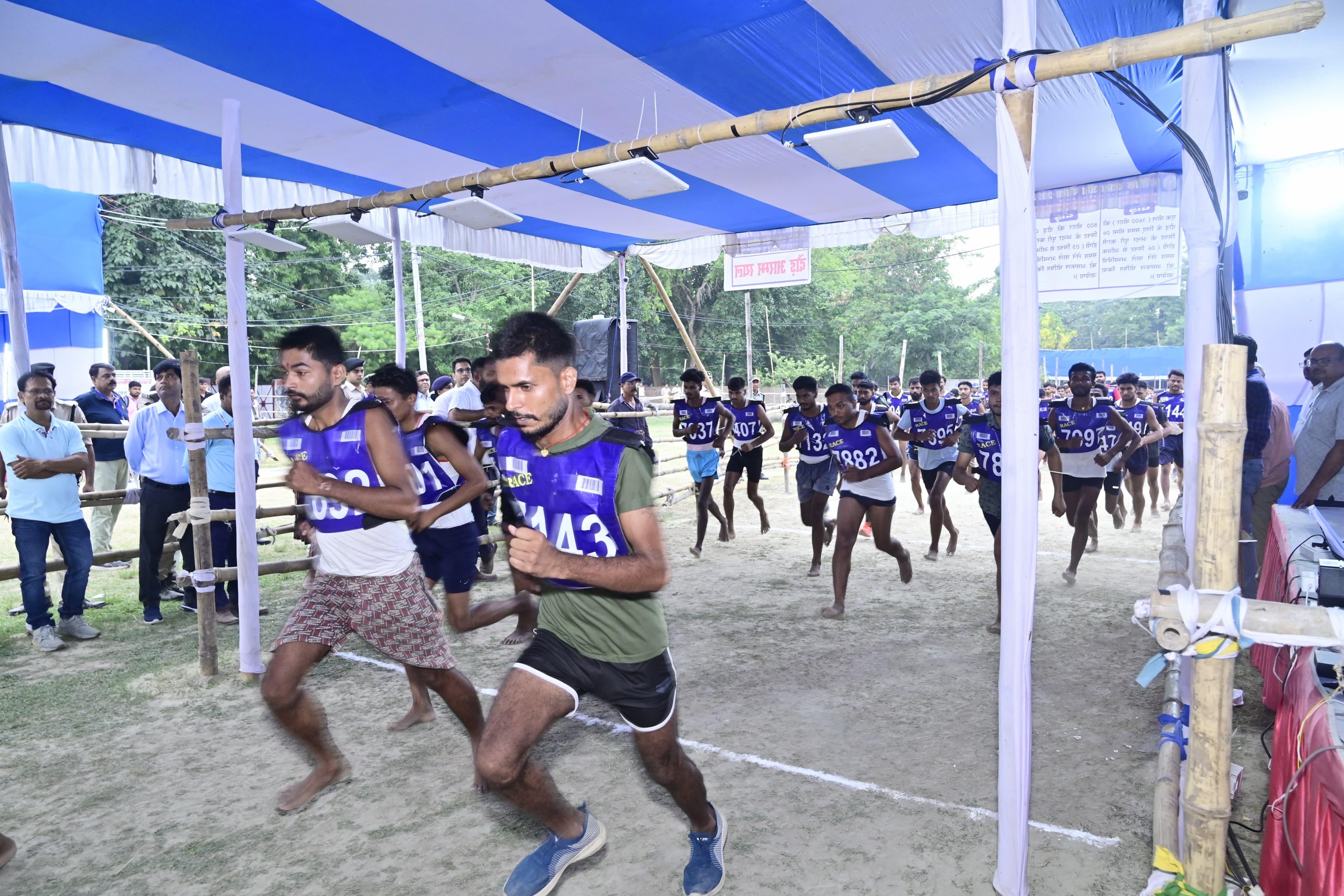 होमगार्ड शारीरिक दक्षता परीक्षा में भाग लेते अभ्यर्थी होमगार्ड शारीरिक दक्षता परीक्षा में भाग लेते अभ्यर्थी