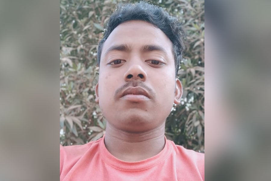 चलती ट्रेन से गिरा युवक चलती ट्रेन से गिरा युवक