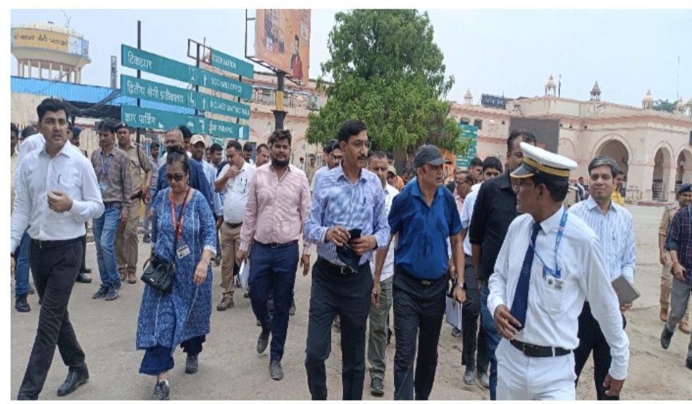 डीआरएम ने अयोध्या कैंट व अयोध्या धाम रेलवे स्टेशन का किया निरीक्षण डीआरएम ने अयोध्या कैंट व अयोध्या धाम रेलवे स्टेशन का किया निरीक्षण