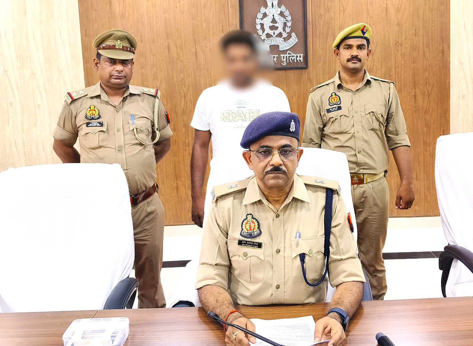 पत्रकार वार्ता  के दौरान गिरफ्तार तस्कर के साथ पुलिस।