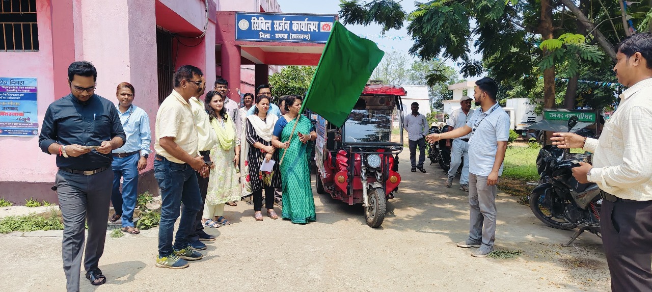 रथ रवाना करते अधिकारी रथ रवाना करते अधिकारी