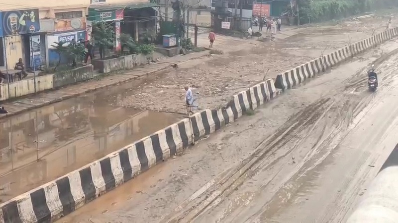 गुवाहाटी के बाहरी इलाका जोराबाट ओवर ब्रिज के नीचे जल जमाव के बाद राष्ट्रीय राजमार्ग पर फैला लाल मिट्टी का अंबार