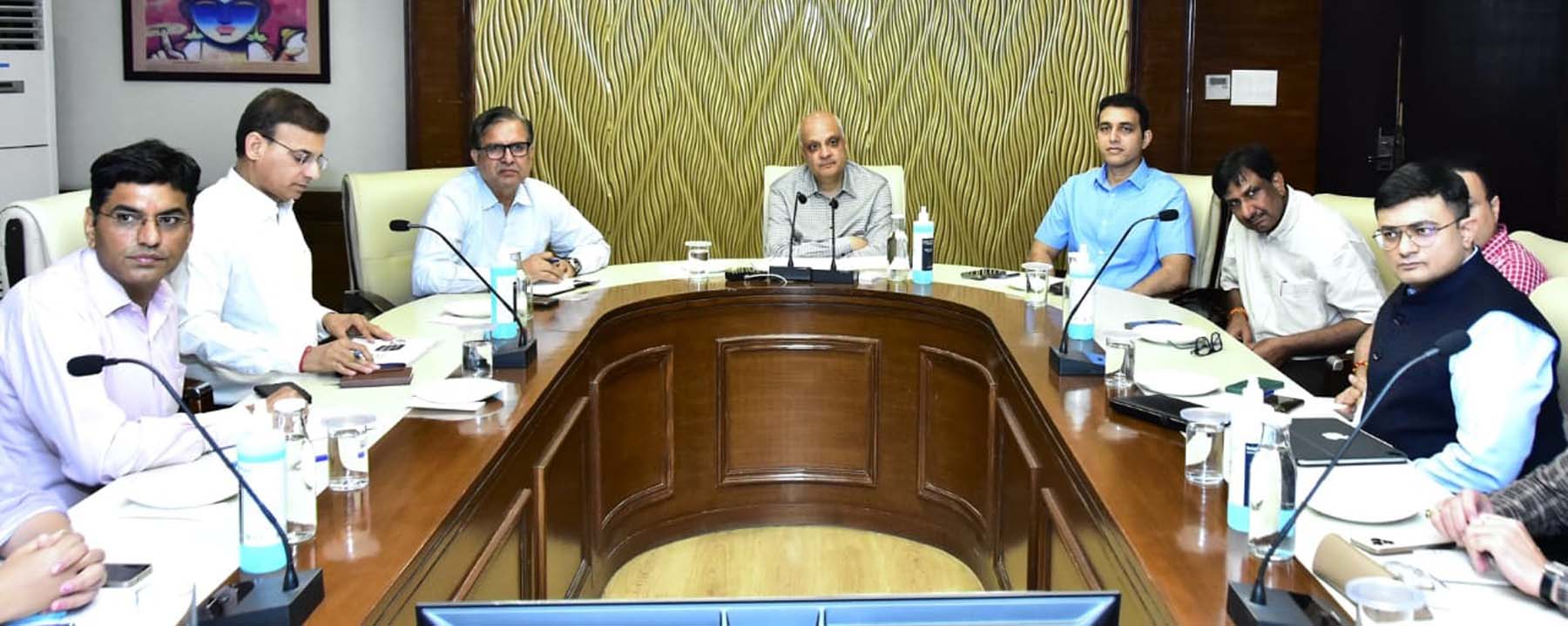 गुरुग्राम को प्लास्टिक मुक्त मॉडल शहर बनाने के लिए अधिकारियों के साथ बैठक करते एसीएस आनंद मोहन शरण। गुरुग्राम को प्लास्टिक मुक्त मॉडल शहर बनाने के लिए अधिकारियों के साथ बैठक करते एसीएस आनंद मोहन शरण।