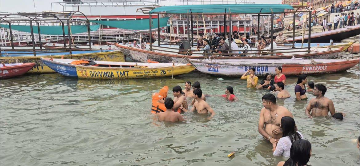 युवक को गहरे पानी से बचाते एनडीआरएफ के जवान युवक को गहरे पानी से बचाते एनडीआरएफ के जवान
