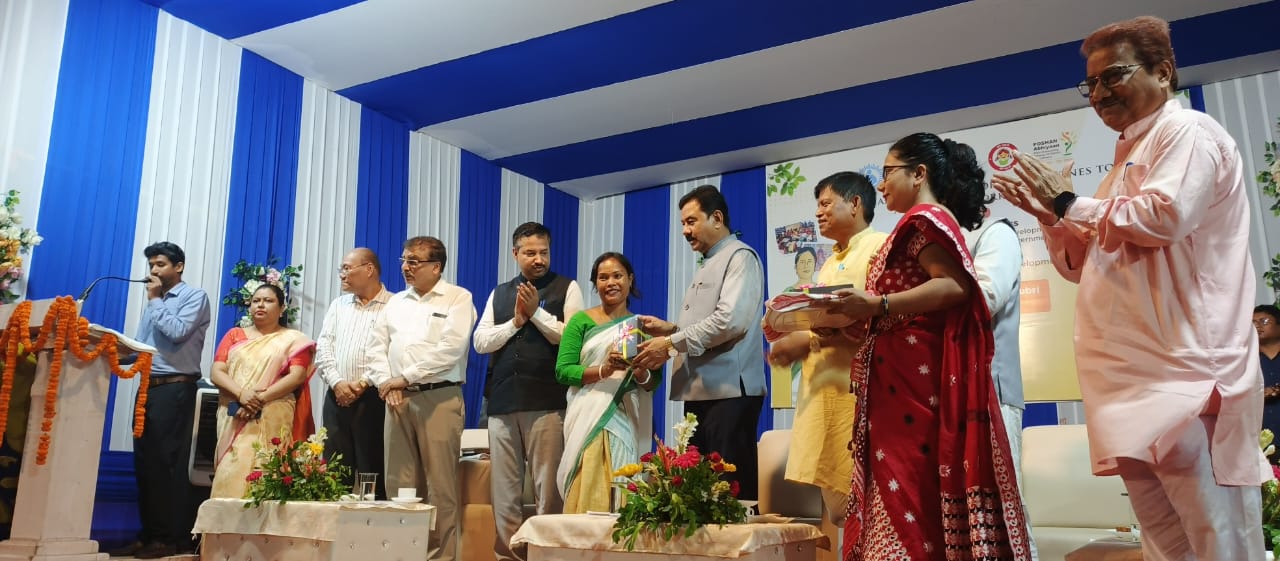 धुबड़ी में अंगनबाड़ी कर्मियों को मोबाइल वितरित करते हुए मंत्री रंजीत कुमार दास।