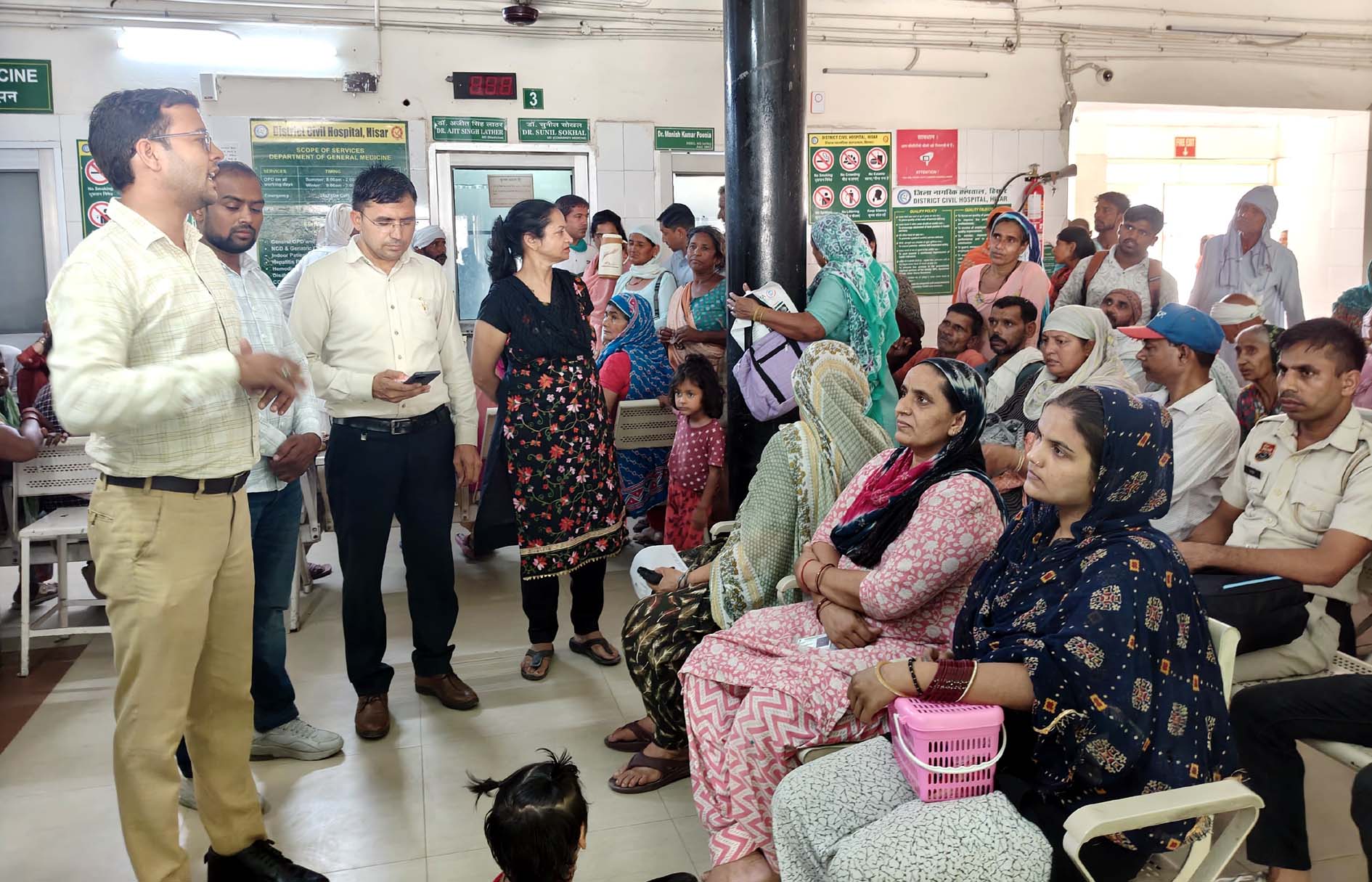 कार्यक्रम को संबोधित करते मास्टर वॉलंटियर एवं सुकून काउंसलर राहुल शर्मा व डॉक्टर। कार्यक्रम को संबोधित करते मास्टर वॉलंटियर एवं सुकून काउंसलर राहुल शर्मा व डॉक्टर।