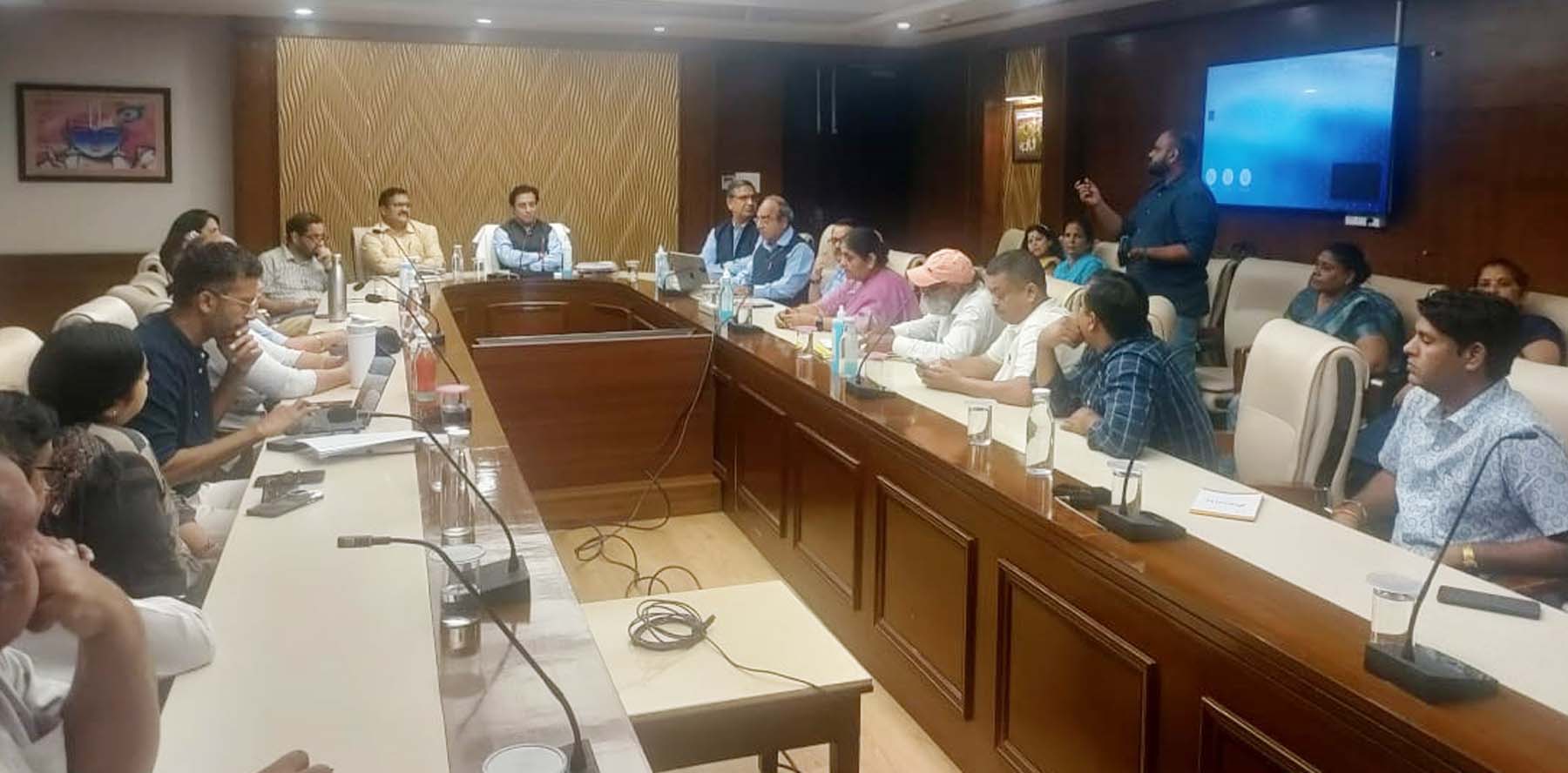 गुरुग्राम के पीडब्ल्यूडी रेस्ट हाउस में वेस्ट मैनेजमेंट विषय पर चिंतन बैठक में मौजूद अधिकारी।