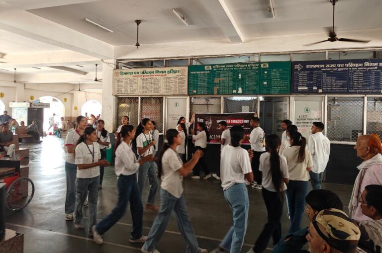 नुक्कड़ नाटक करते हुए