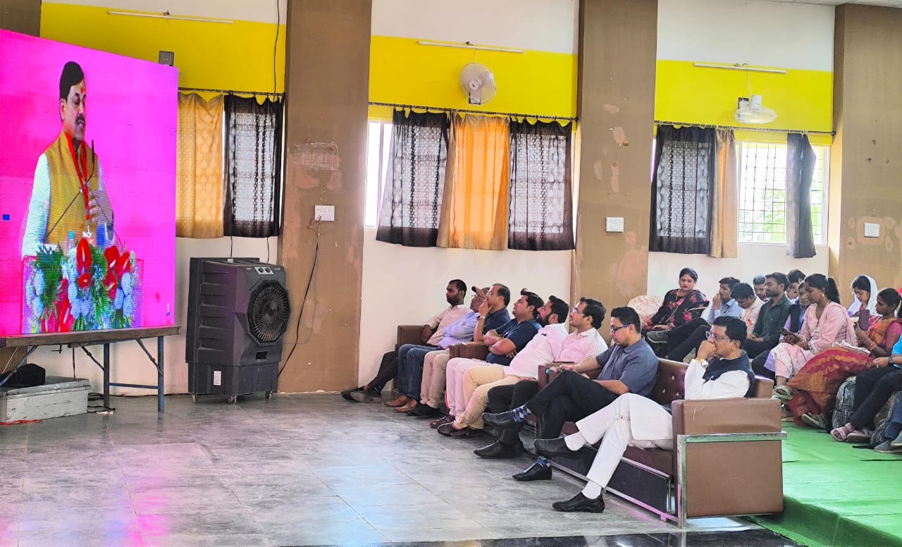 भोपाल में आयोजित महिला सशक्तिकरण महासम्मेलन काे देखते अतिथि भोपाल में आयोजित महिला सशक्तिकरण महासम्मेलन काे देखते अतिथि