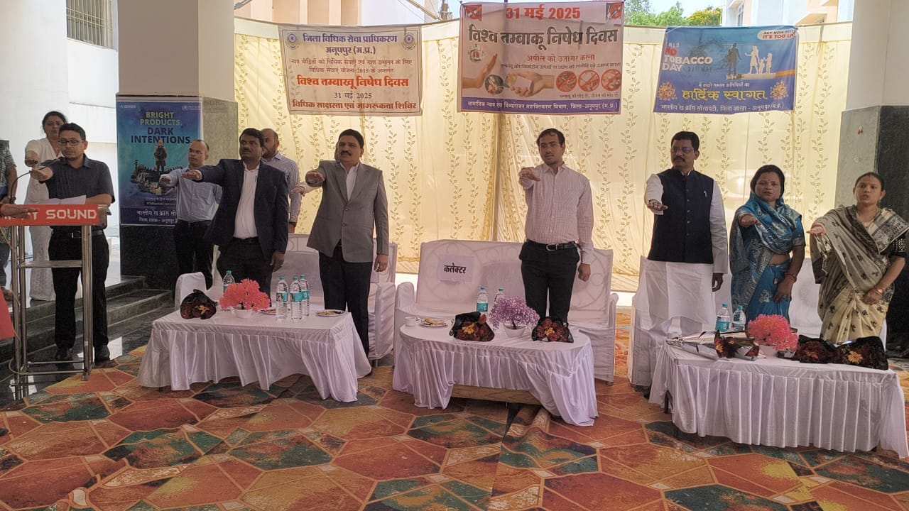 कलेक्टर तंबाकू निषेध की शपथ दिलाते कलेक्टर तंबाकू निषेध की शपथ दिलाते