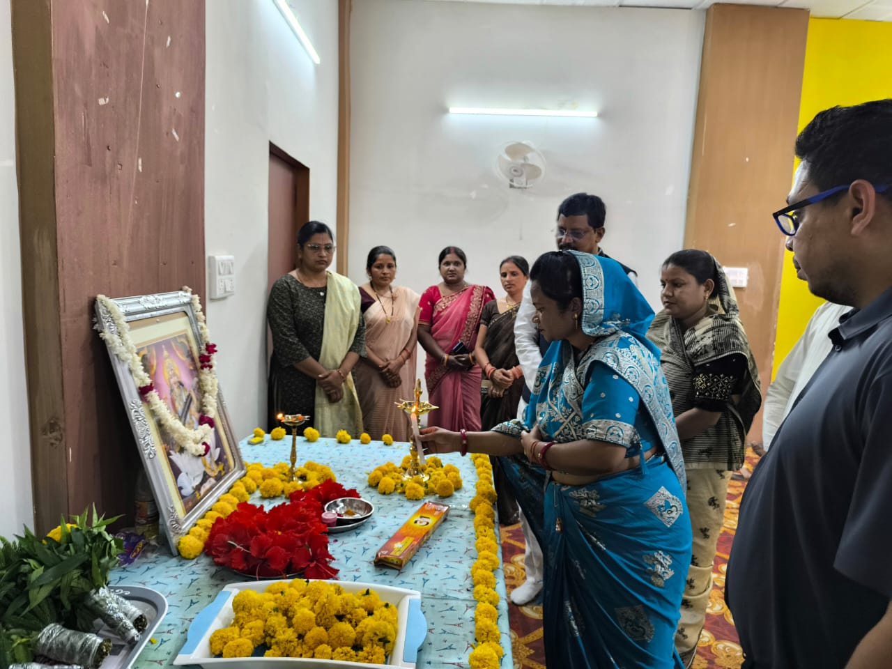 अतिथियों द्वारा दीप प्रज्ज्वलन करते अतिथियों द्वारा दीप प्रज्ज्वलन करते