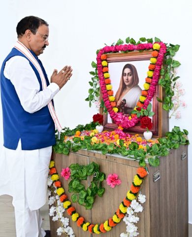 अहिल्याबाई होलकर के चित्र पर पुष्पांजलि करते केशव प्रसाद मौर्य अहिल्याबाई होलकर के चित्र पर पुष्पांजलि करते केशव प्रसाद मौर्य