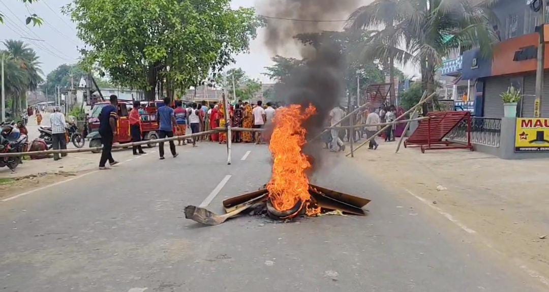 सड़क जाम करते लोग