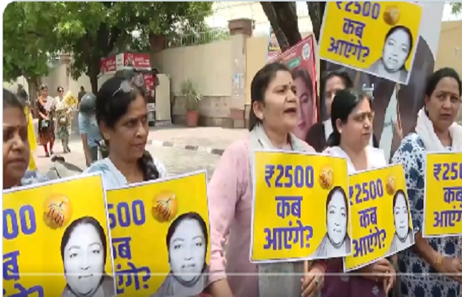 आआपा की महिला कार्यकर्ता प्रदर्शन के दौरान आआपा की महिला कार्यकर्ता प्रदर्शन के दौरान