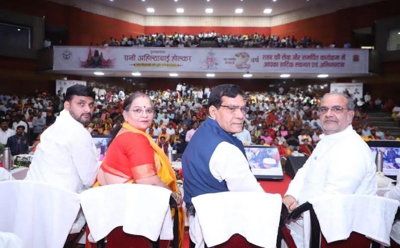 मंचासीन भूपेन्द्र चौधरी व मंत्री ए.के.शर्मा मंचासीन भूपेन्द्र चौधरी व मंत्री ए.के.शर्मा