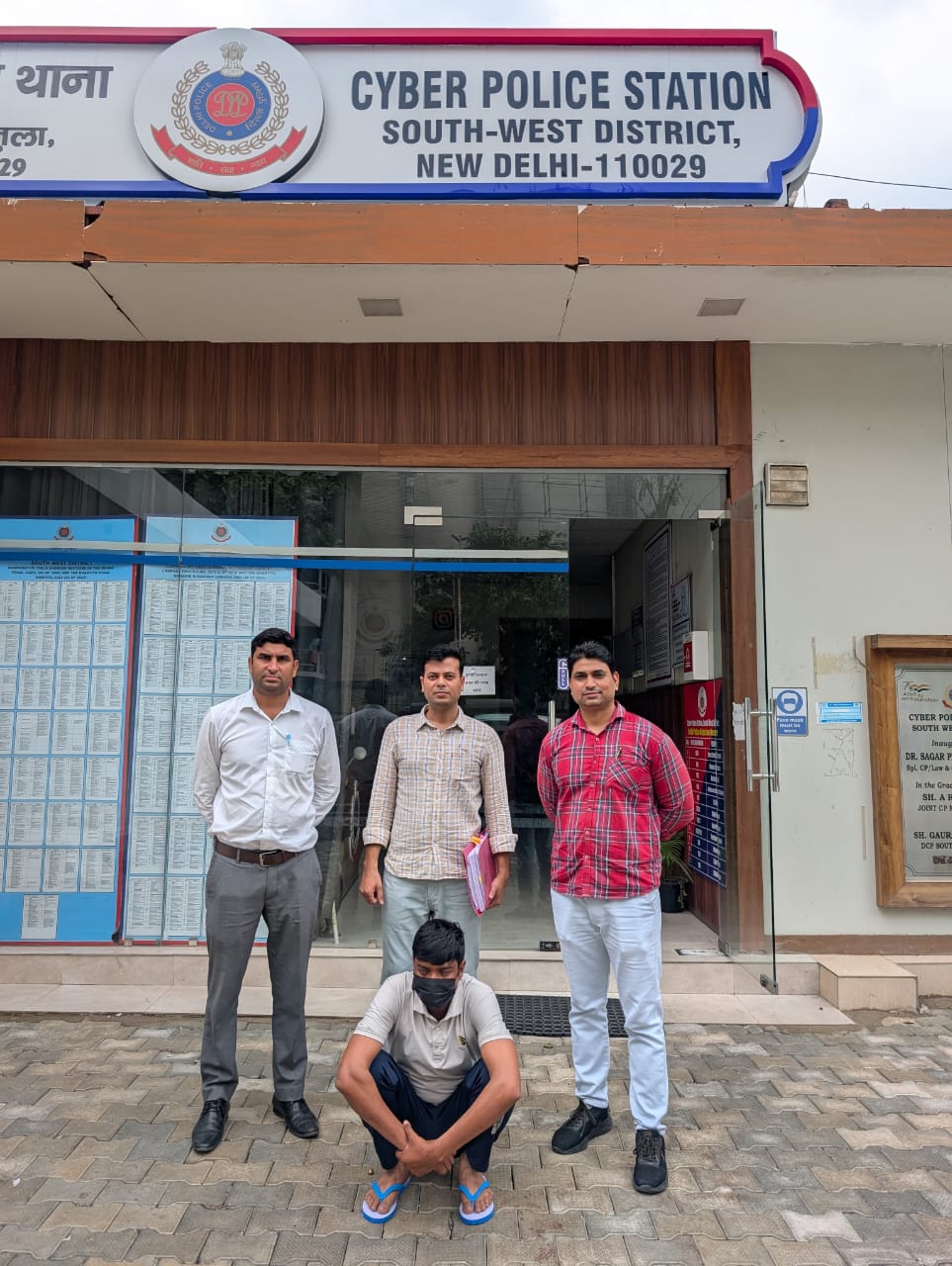 सेवानिवृत्त कर्नल से ठगी के मामले में गिरफ्तार आरोपितों की फोटो सेवानिवृत्त कर्नल से ठगी के मामले में गिरफ्तार आरोपितों की फोटो