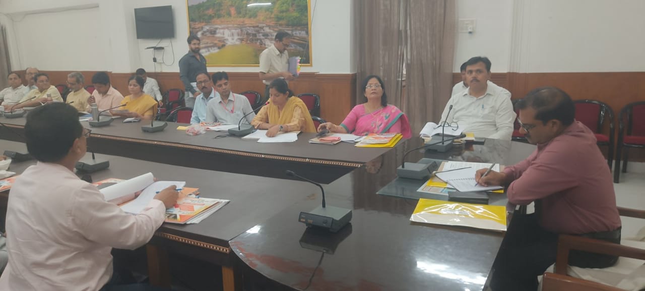 कलेक्ट्रेट सभागार में हाई-लेवल मीटिंग करते अधिकारी। कलेक्ट्रेट सभागार में हाई-लेवल मीटिंग करते अधिकारी।