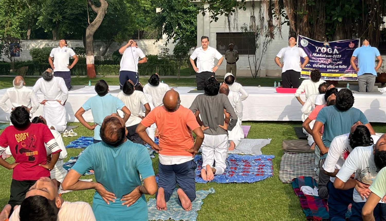 गुरुग्राम जिला जेल में अंतरराष्ट्रीय योग दिवस पर योग करते बंदी। गुरुग्राम जिला जेल में अंतरराष्ट्रीय योग दिवस पर योग करते बंदी।