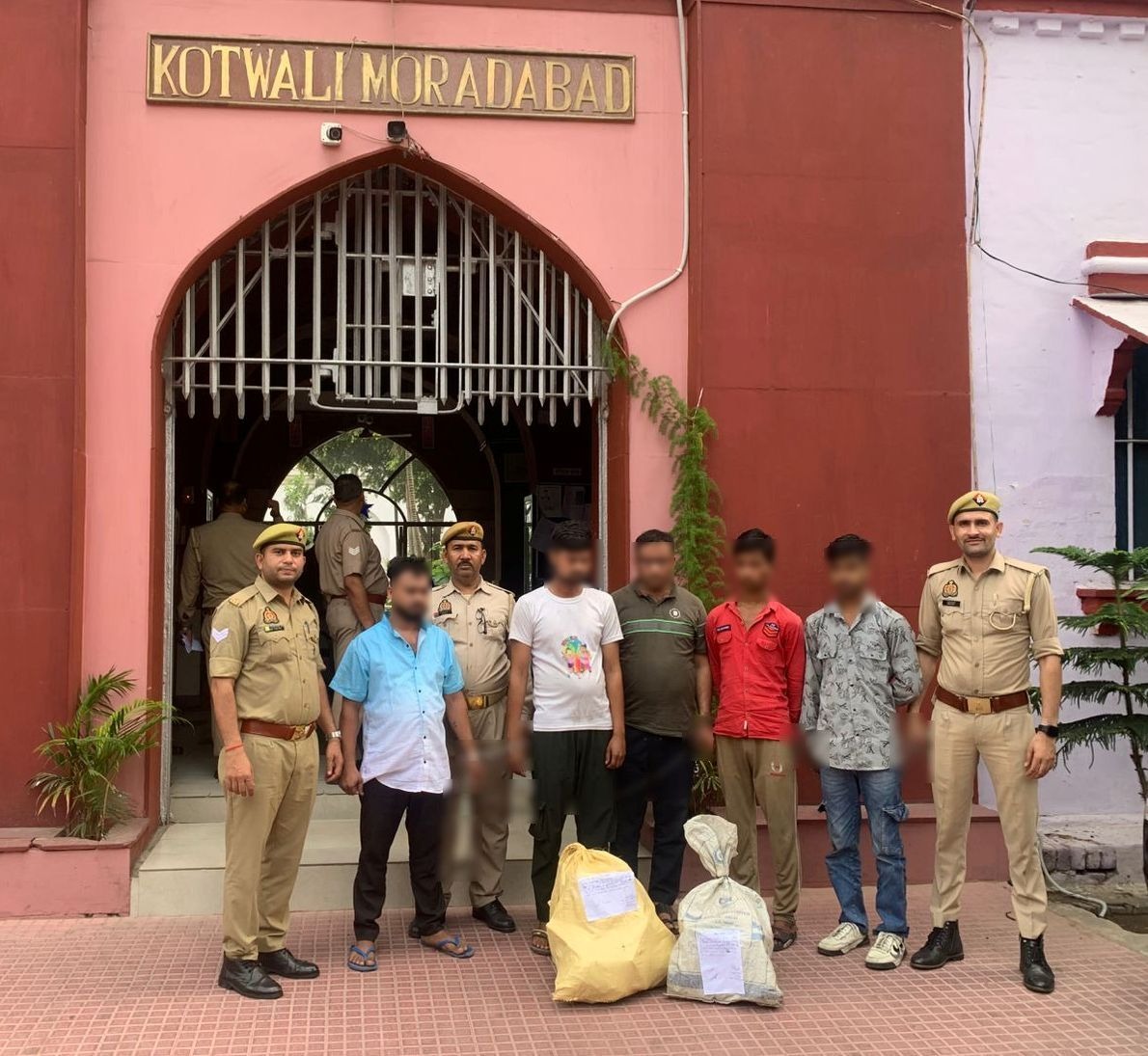 बर्तन की दुकान से पूजा के बर्तन व सामान चुराने के आरोप में पांच आरोपित गिरफ्तार बर्तन की दुकान से पूजा के बर्तन व सामान चुराने के आरोप में पांच आरोपित गिरफ्तार