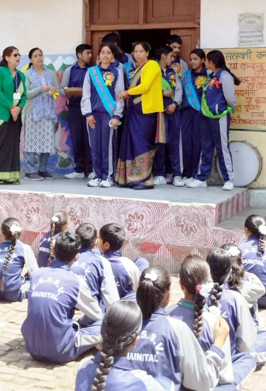 राष्ट्रीय शहीद सैनिक स्मारक विद्यापीठ में छात्र अनुशासन समिति के सदस्यों को बैच लगातर जिम्मेदारी सोंपतीं प्रधानाचार्या।
