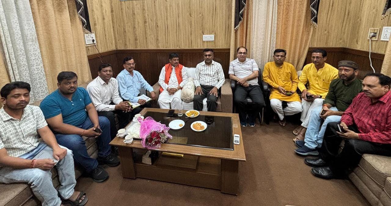 ऋषि कंडवाल बैठक लेते हुए ऋषि कंडवाल बैठक लेते हुए