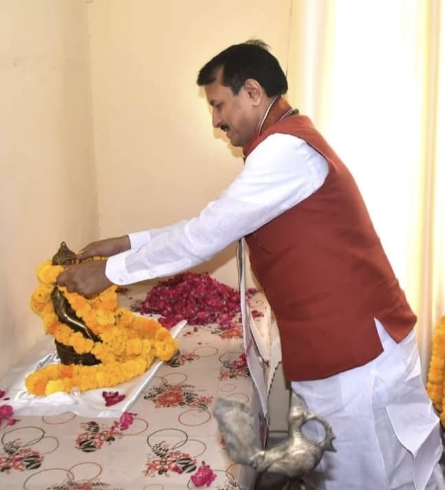 पुण्यश्लोका लोकमाता के 300वीं जयंती पर श्रद्धासुमन अर्पित करते कुलपति पुण्यश्लोका लोकमाता के 300वीं जयंती पर श्रद्धासुमन अर्पित करते कुलपति