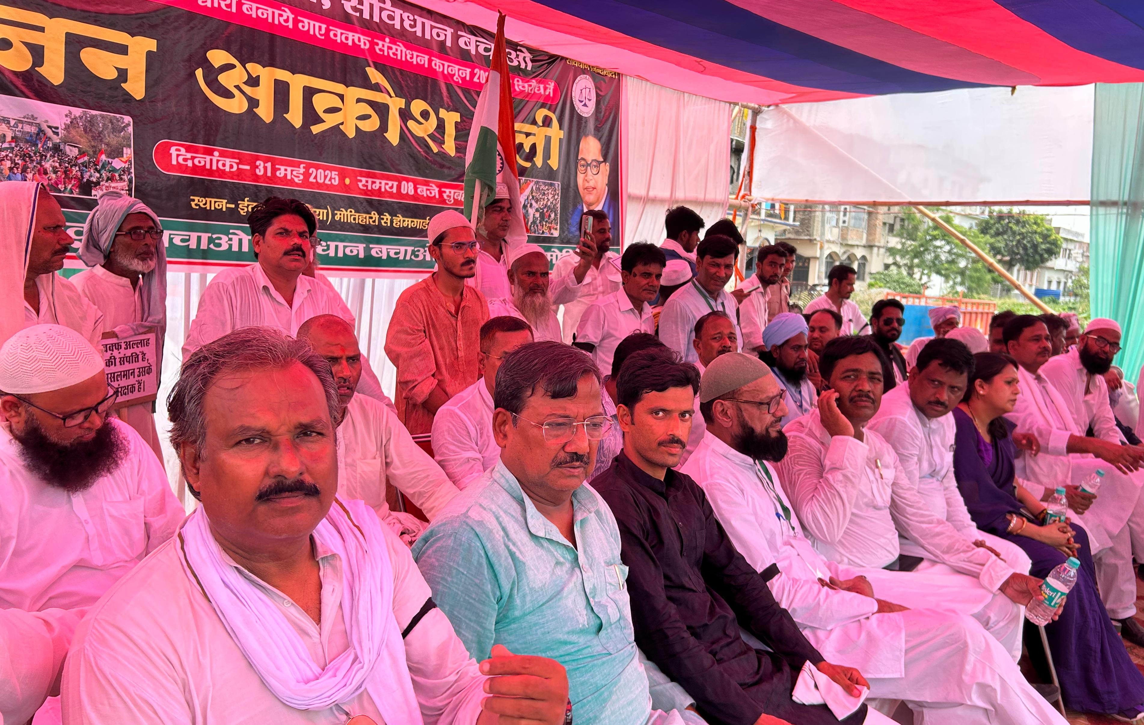 सभा के मंच पर विराजमान नेतागण सभा के मंच पर विराजमान नेतागण
