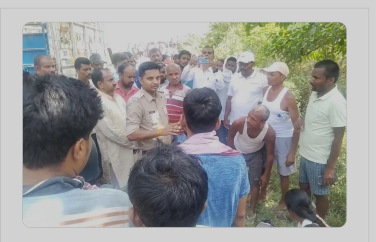 दुर्घटना के बाद ववाल करते लोग दुर्घटना के बाद ववाल करते लोग