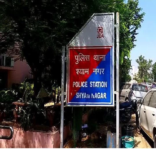 ज्वेलरी खरीदने के बहाने दो महिलाओं ने दुकानदार को लगाया 96 हजार 500 का चूना ज्वेलरी खरीदने के बहाने दो महिलाओं ने दुकानदार को लगाया 96 हजार 500 का चूना