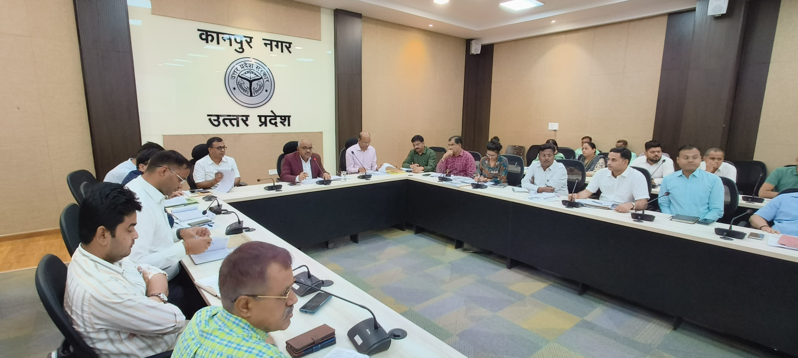 बैठक के दौरान जिलाधिकारी जितेंद्र प्रताप सिंह व अन्य विभागों के अधिकारी बैठक के दौरान जिलाधिकारी जितेंद्र प्रताप सिंह व अन्य विभागों के अधिकारी