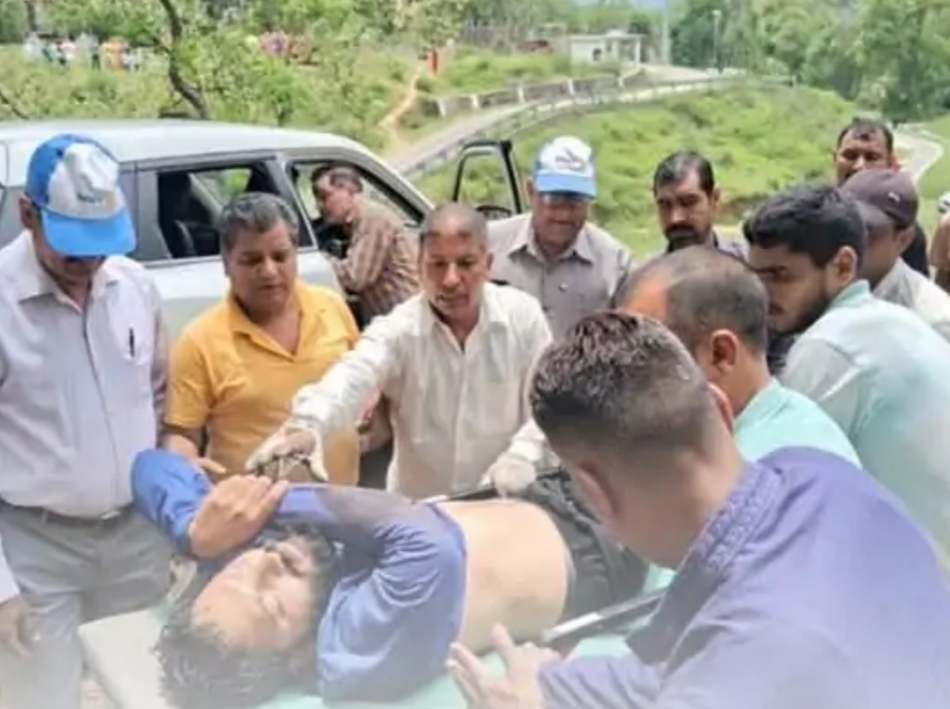 घायल पायलट को ले जाते हुए स्थानीय लोग। घायल पायलट को ले जाते हुए स्थानीय लोग।