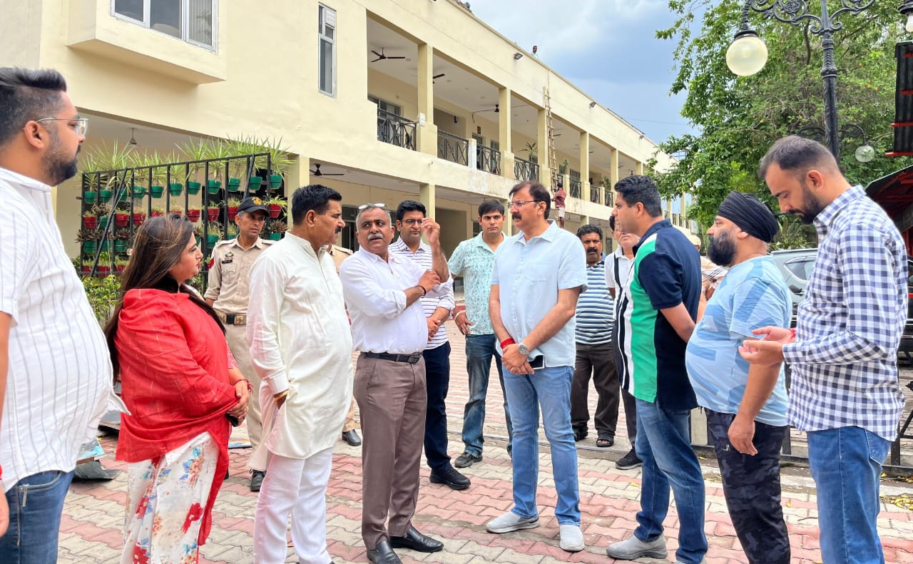 विधायक ने भगवती नगर यात्री निवास में अमरनाथ यात्रा की तैयारियों की समीक्षा की विधायक ने भगवती नगर यात्री निवास में अमरनाथ यात्रा की तैयारियों की समीक्षा की