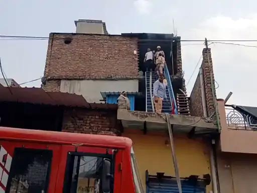 फायर ब्रिगेड कर्मी आग पर काबू पाते हुए। फायर ब्रिगेड कर्मी आग पर काबू पाते हुए।