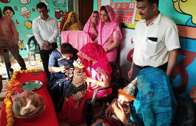 हलिया के भटवारी आंगन केंद्र पर जोडवा बच्चों का अन्न प्राशन करती विशेष सचिव रेखा चौहान हलिया के भटवारी आंगन केंद्र पर जोडवा बच्चों का अन्न प्राशन करती विशेष सचिव रेखा चौहान