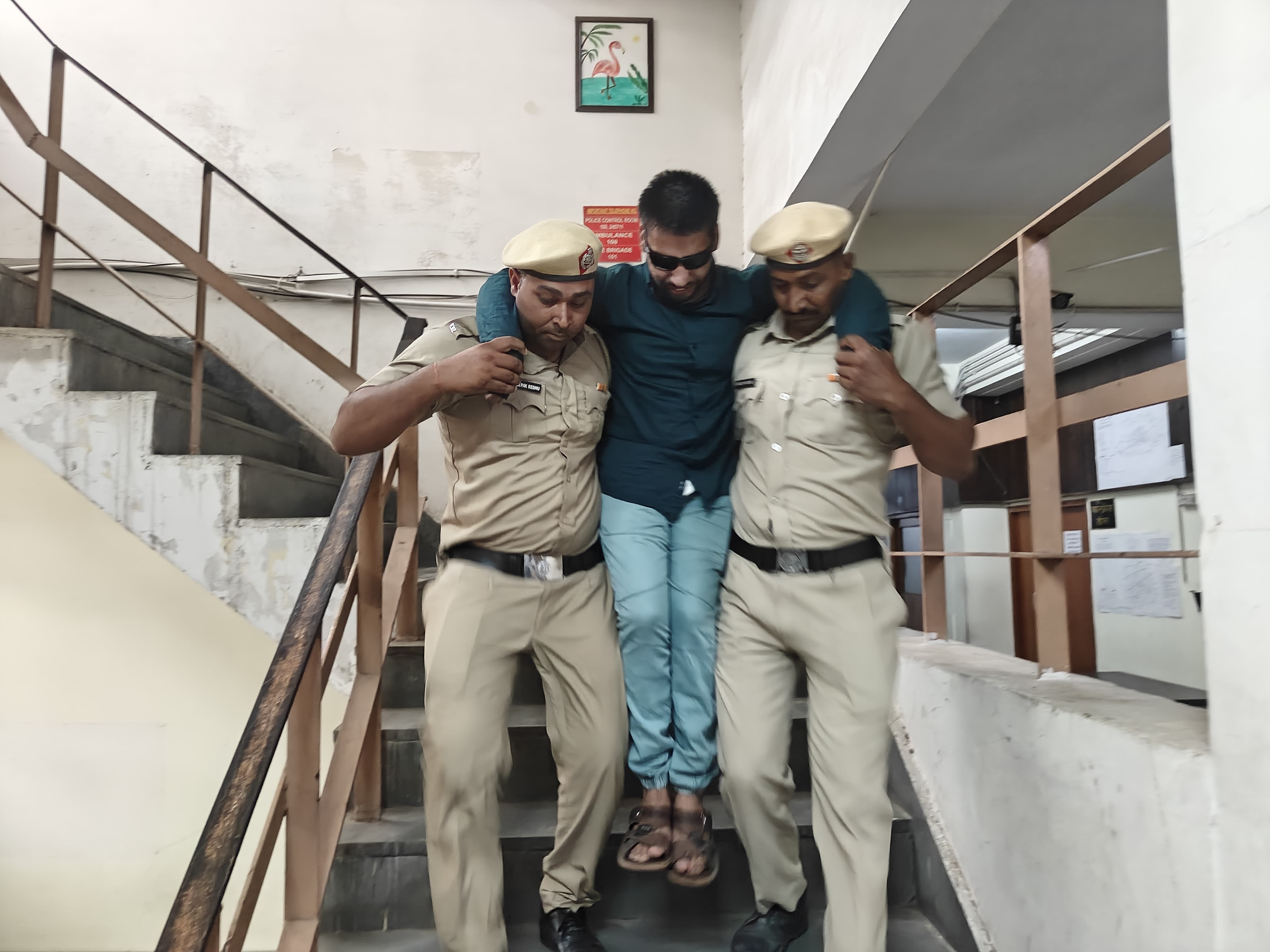 मॉक ड्रिल में भाग लेते हुए अधिकारी व कर्मी। मॉक ड्रिल में भाग लेते हुए अधिकारी व कर्मी।