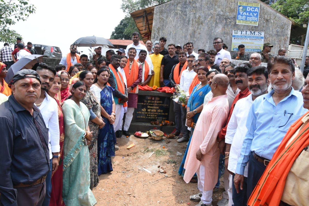 उद्घाटन करते हुए रक्षा राज्य मंत्री संजय सेठ उद्घाटन करते हुए रक्षा राज्य मंत्री संजय सेठ