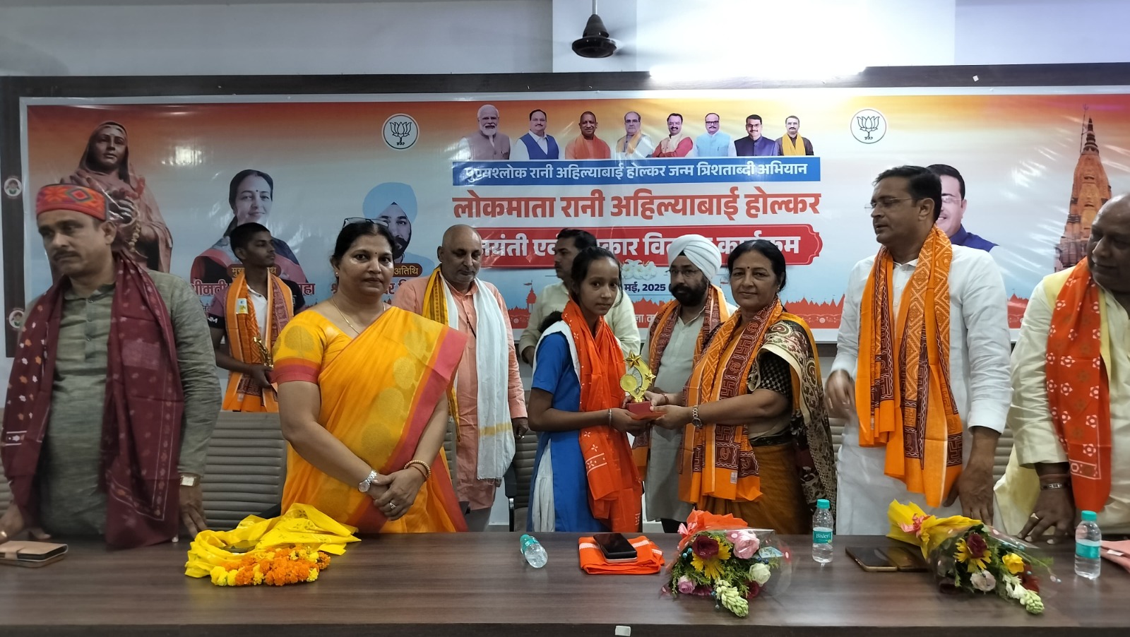 कार्यक्रम में मुख्य अतिथि क्षेत्रीय उपाध्यक्ष/जिला प्रभारी सरोज कुशवाहा व अन्य। कार्यक्रम में मुख्य अतिथि क्षेत्रीय उपाध्यक्ष/जिला प्रभारी सरोज कुशवाहा व अन्य।
