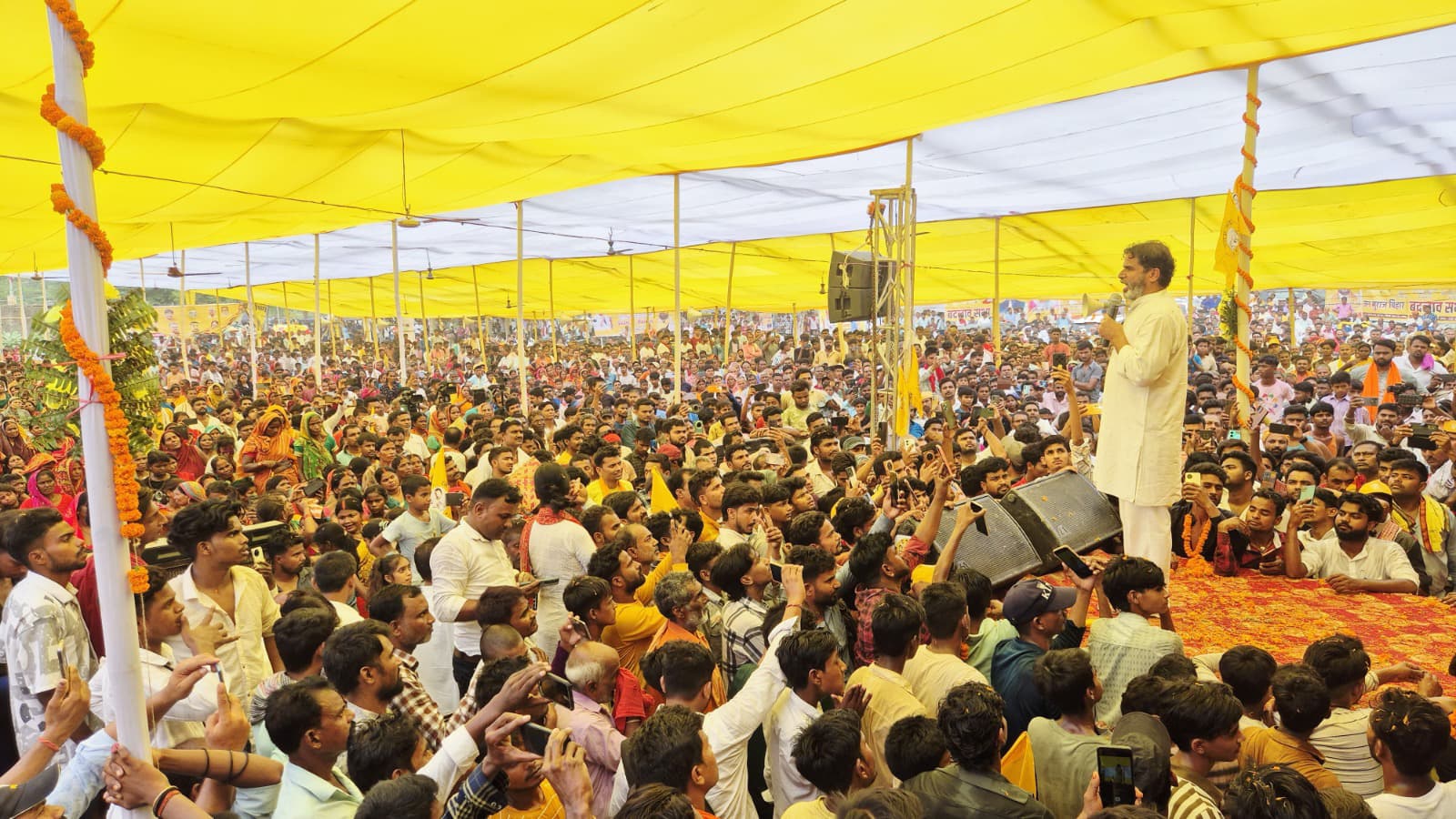जनसभा को संबोधित करते प्रशांत किशोर जनसभा को संबोधित करते प्रशांत किशोर